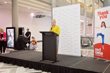 Lisa Ridgley Christmas Tree Unveiling Canberra 2016