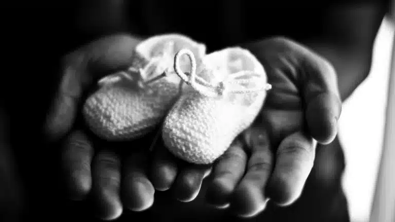 RN0698 25 Image edit 16x9 2 bwhandsbooties